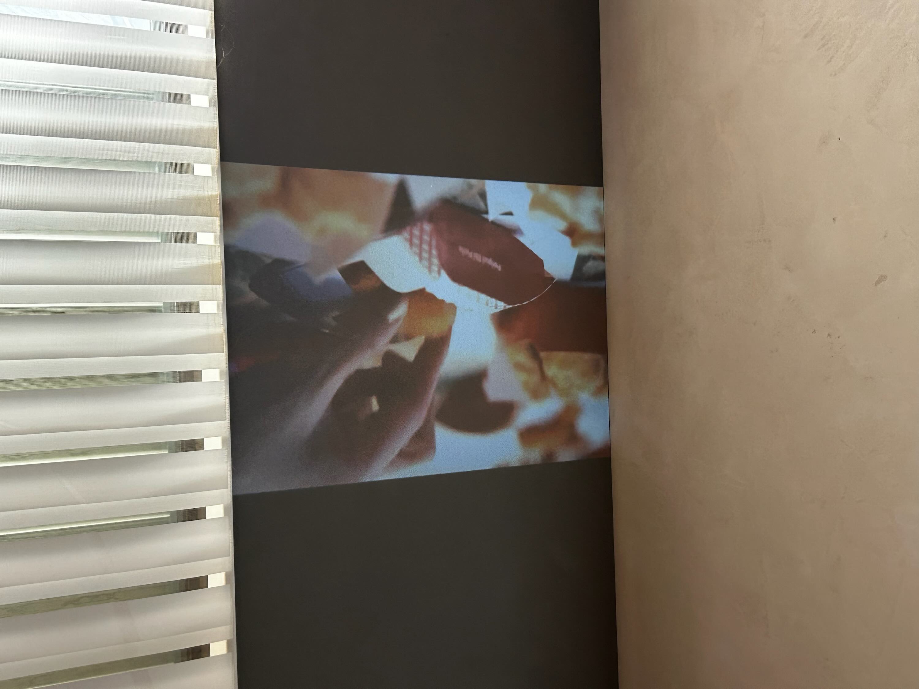 南側の壁でプロジェクター投影テスト（フラット仕上げ）