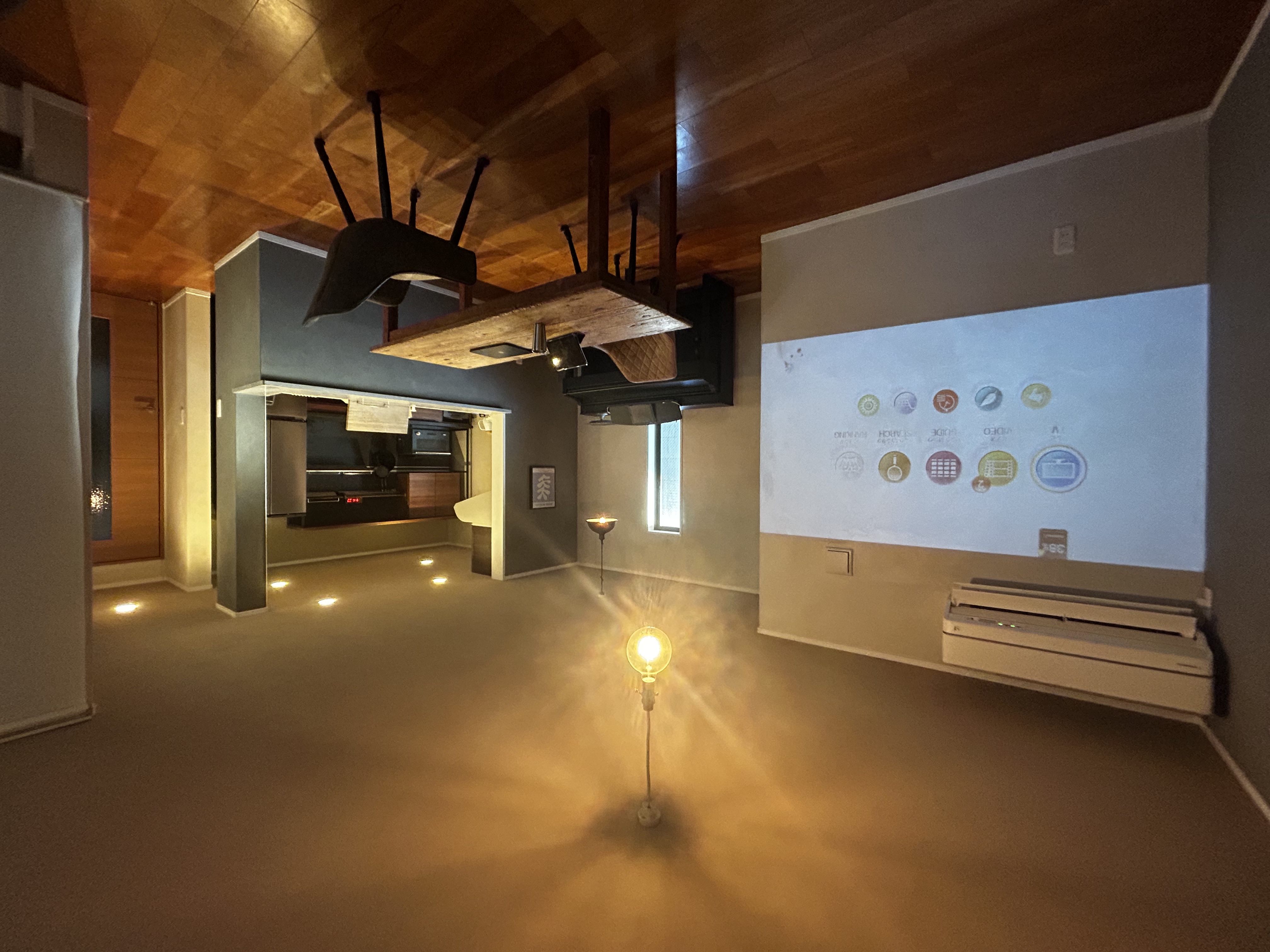 キッチン側の壁(濃いグレー)